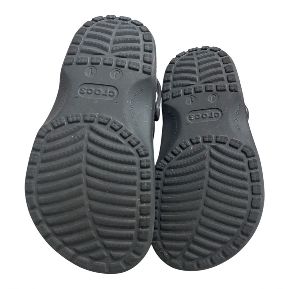 Kid’s Crocs w/ Jibetz - Picture 8 of 9